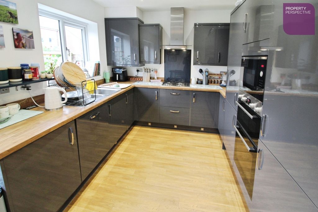 Property photo 3 of 13 Dining Kitchen