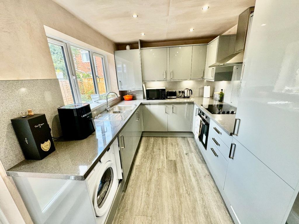 Property photo 2 of 9 Modern Fitted Kitchen