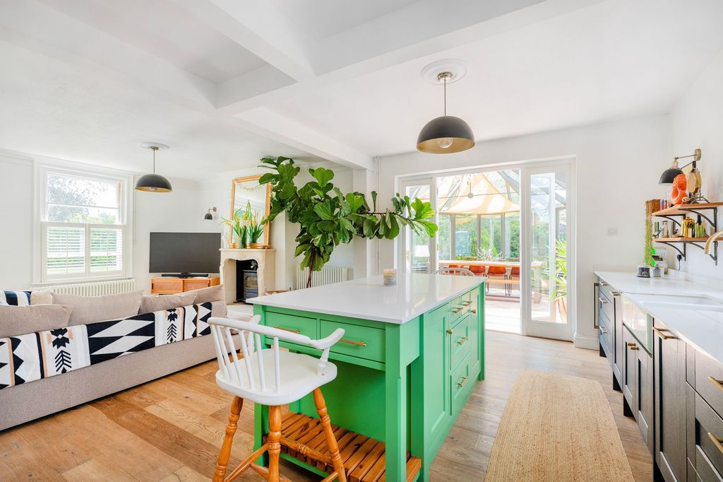 Property photo 2 of 32