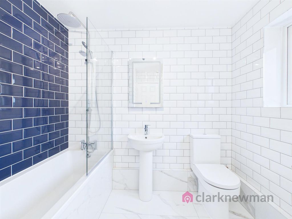 Property photo 3 of 10 Bathroom