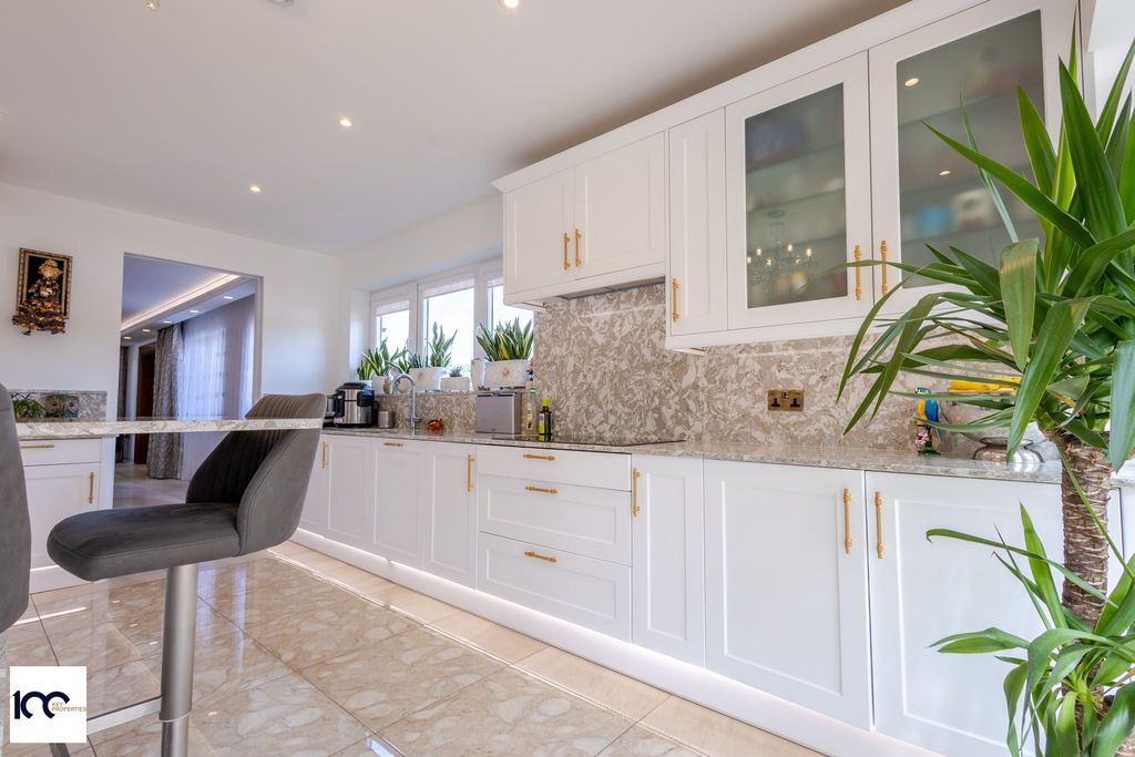 Property photo 2 of 37