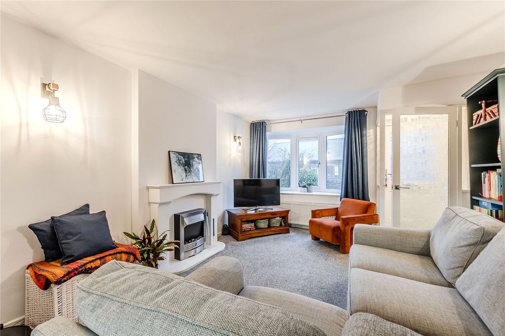 Property photo 2 of 14 Lounge