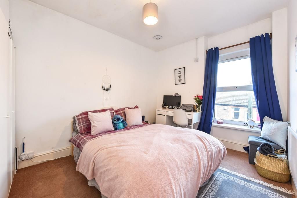 Property photo 2 of 8 Bright Spacious Bedroom With Large Study Desk...