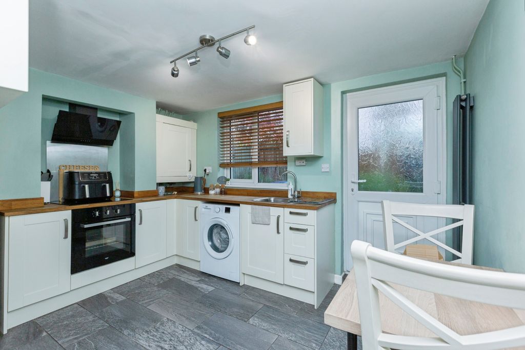 Property photo 3 of 16 Kitchen/Breakfast