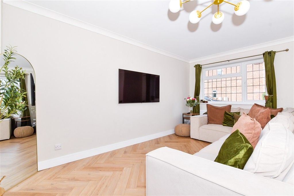 Property photo 1 of 12 Lounge