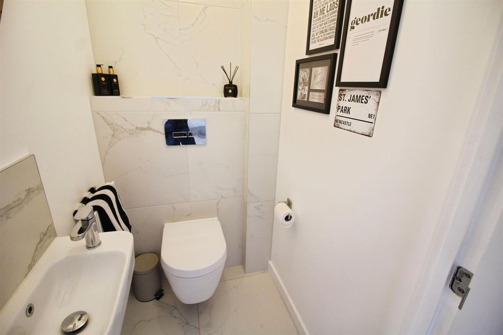 Property photo 2 of 17 Guest WC