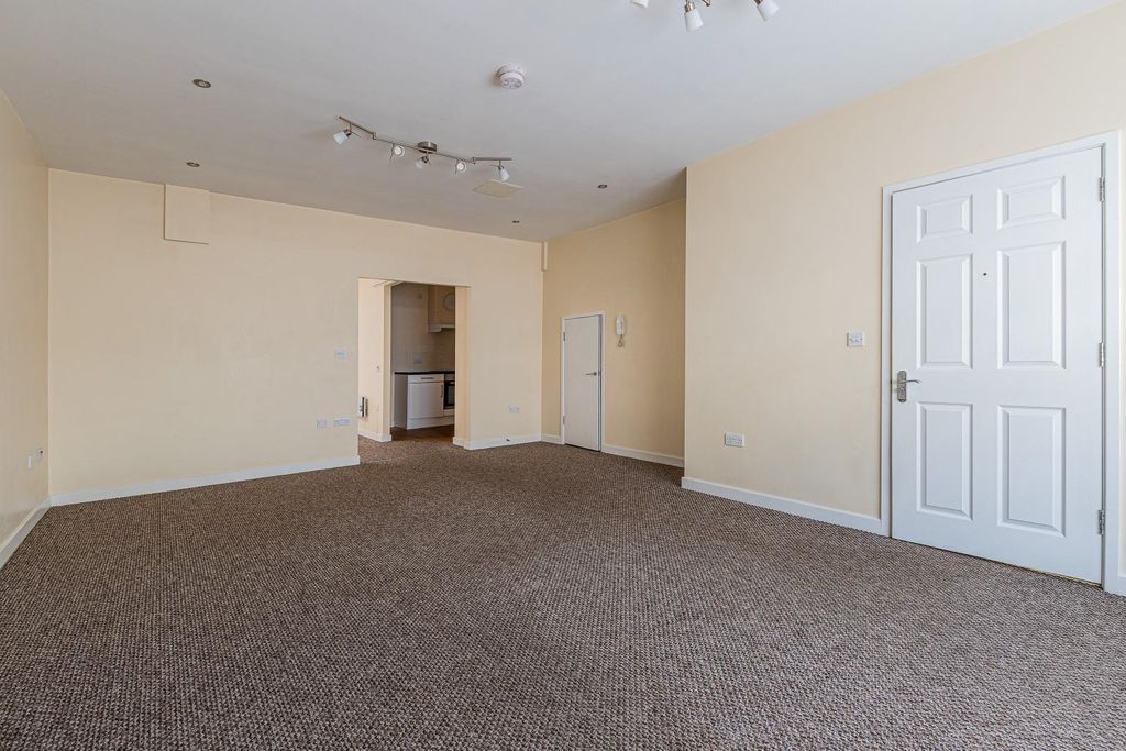 Property photo 3 of 11 Lounge
