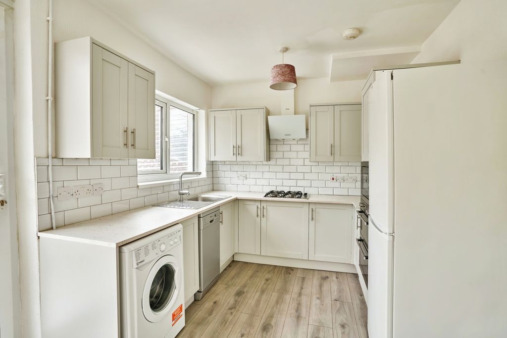 Property photo 2 of 10 Kitchen