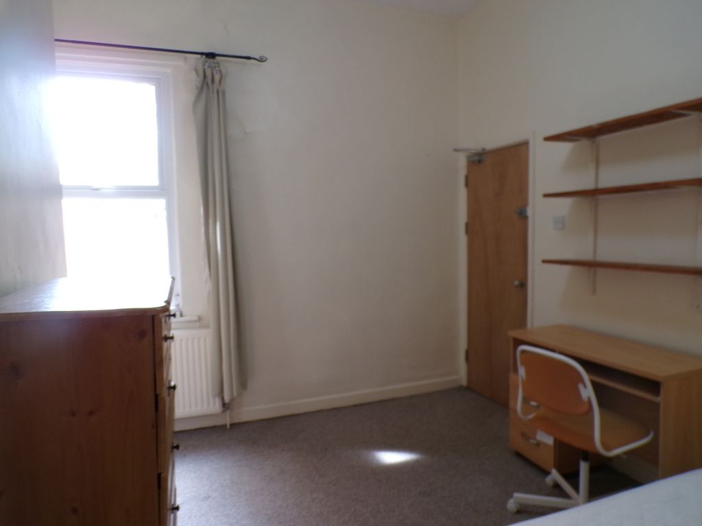 Property photo 3 of 13 A Bright And Tidy Double Bedroom Featuring A Desk ...