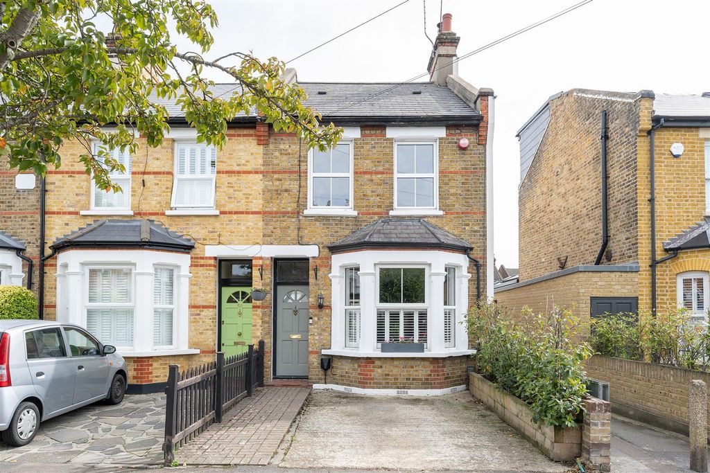 Property photo 1 of 34 Carnarvon Road, E18