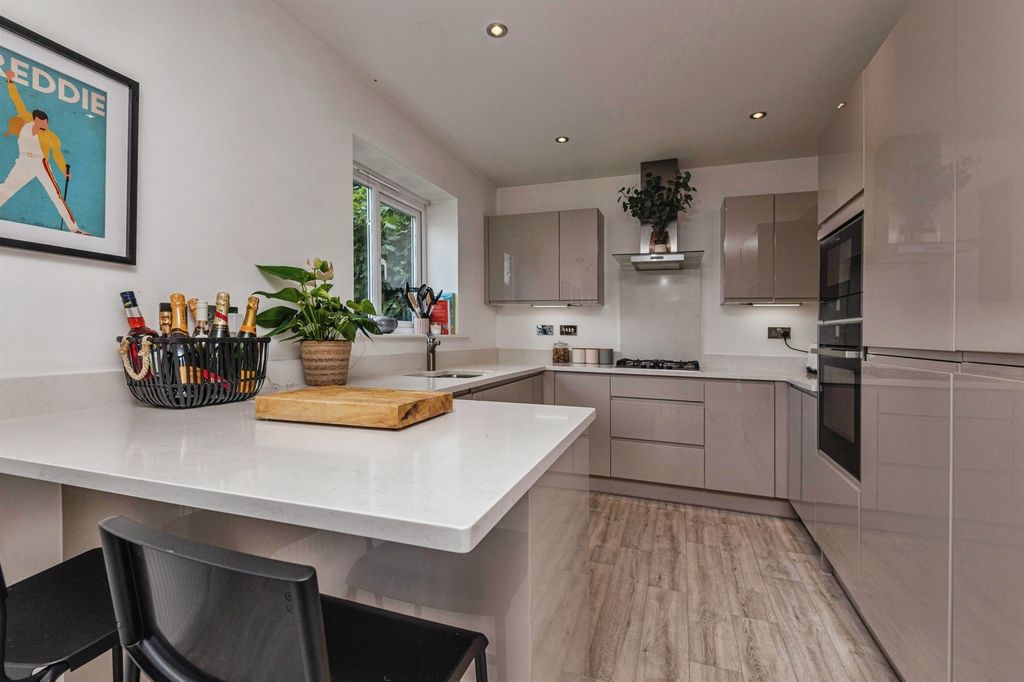 Property photo 3 of 23