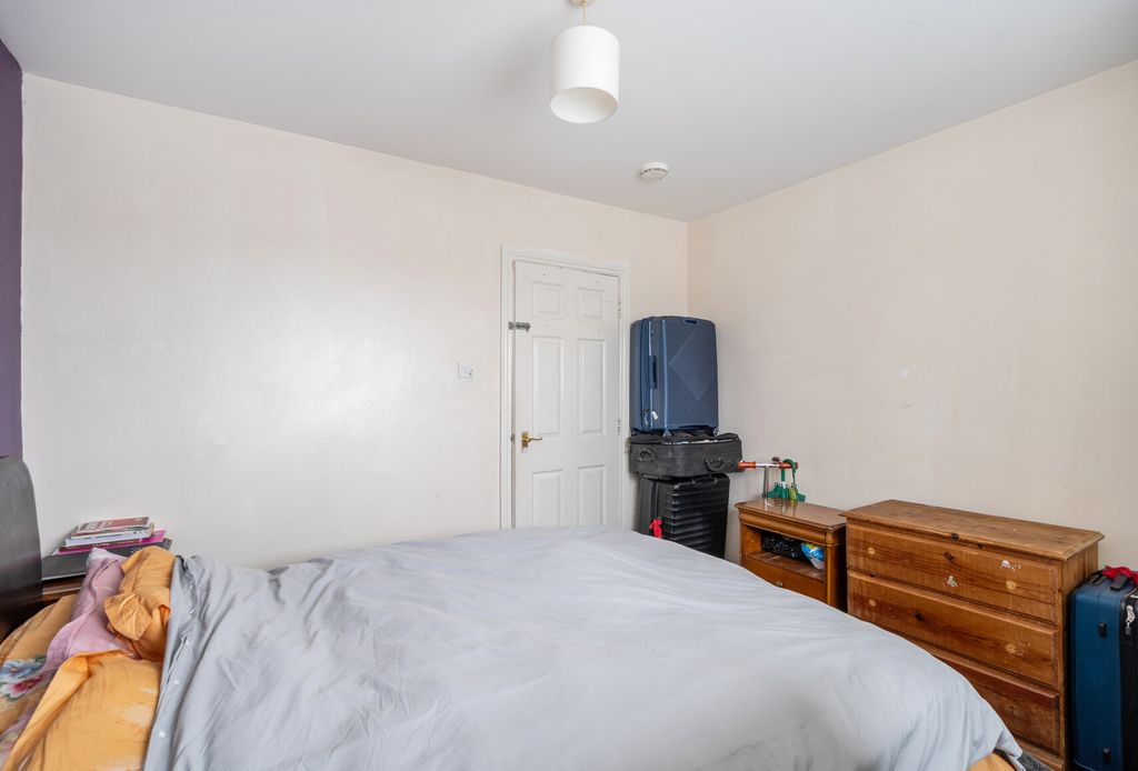 Property photo 2 of 10 1388186-16-693815...