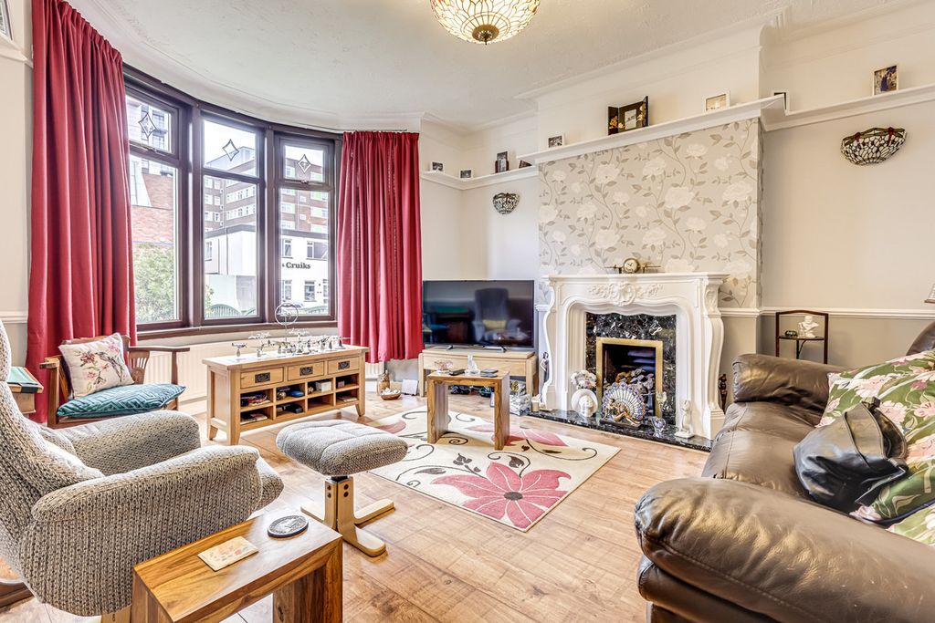 Property photo 2 of 28