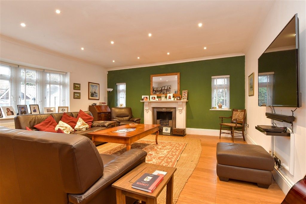 Property photo 2 of 16 Lounge