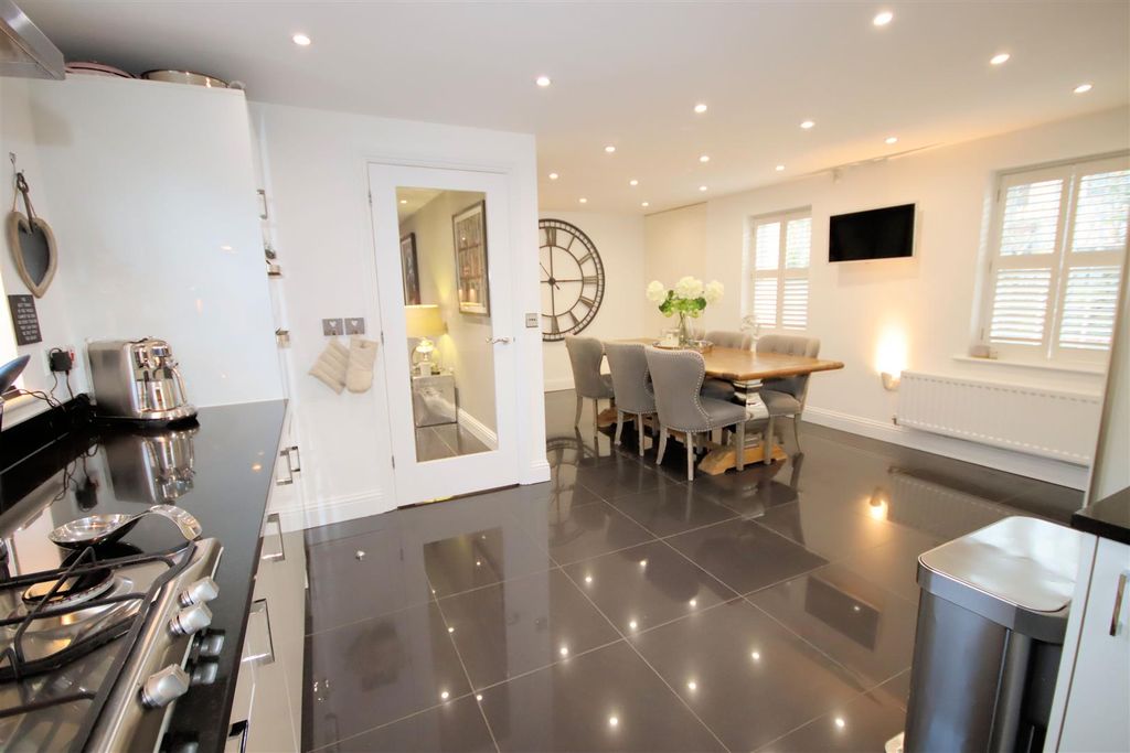 Property photo 3 of 32 Kitchen/Dining Room