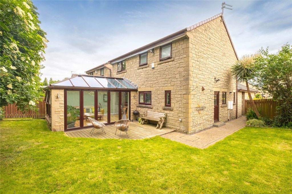 Property photo 1 of 25 Gardens