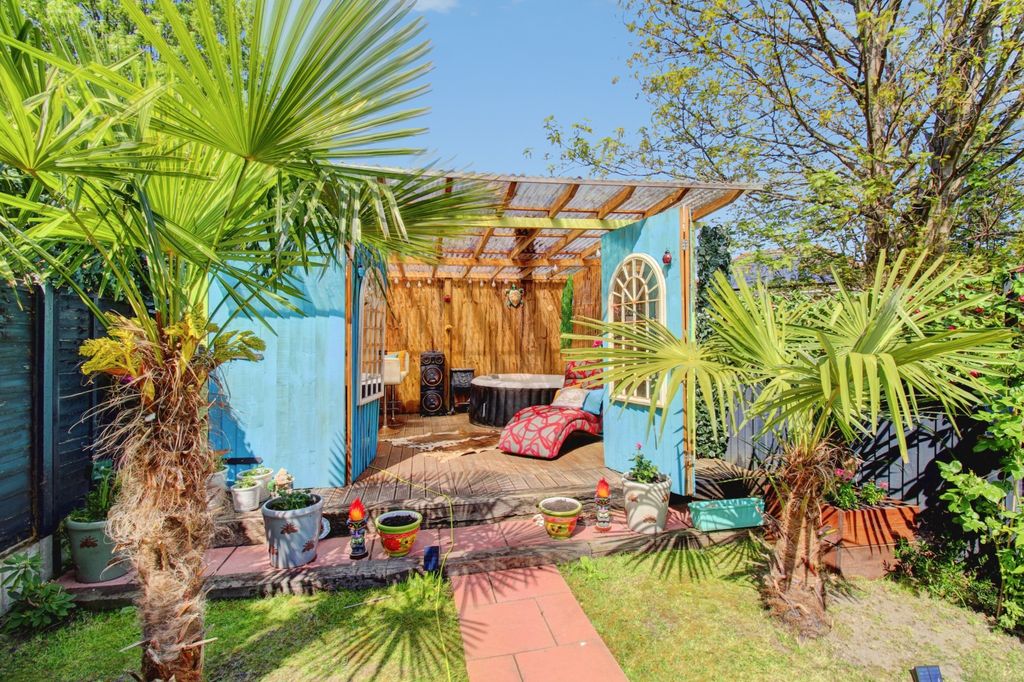 Property photo 3 of 26 Garden Bar