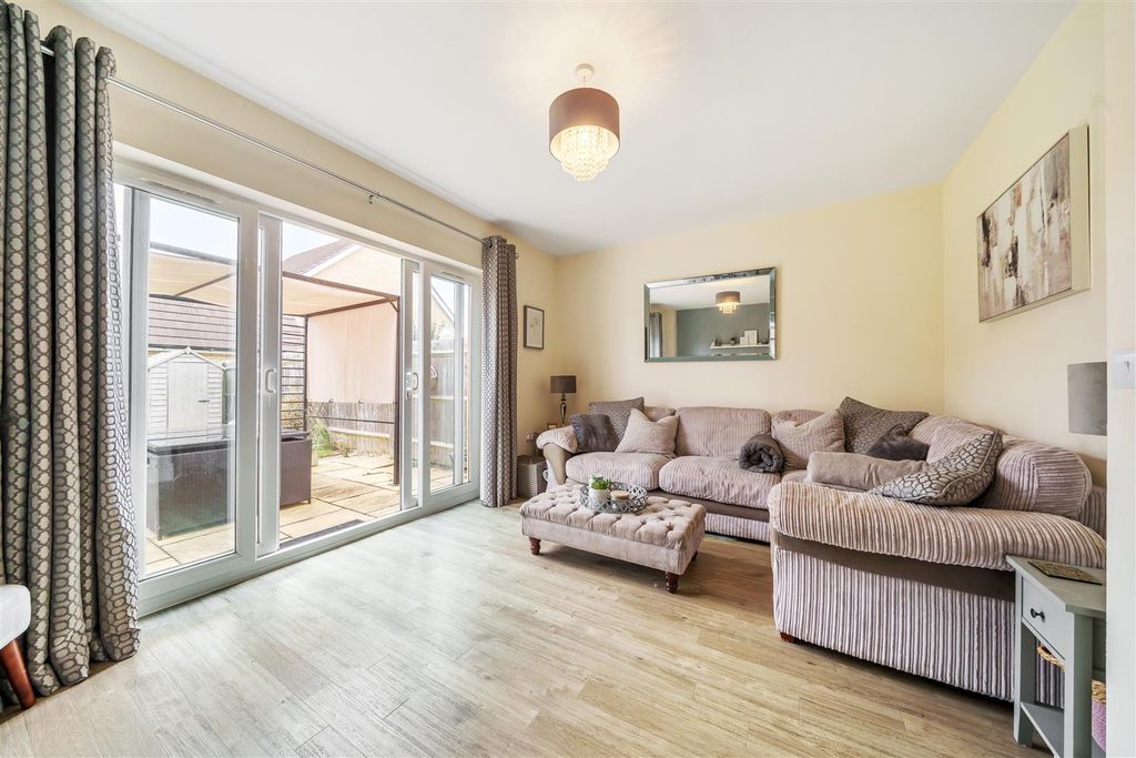 Property photo 2 of 21 Living Room