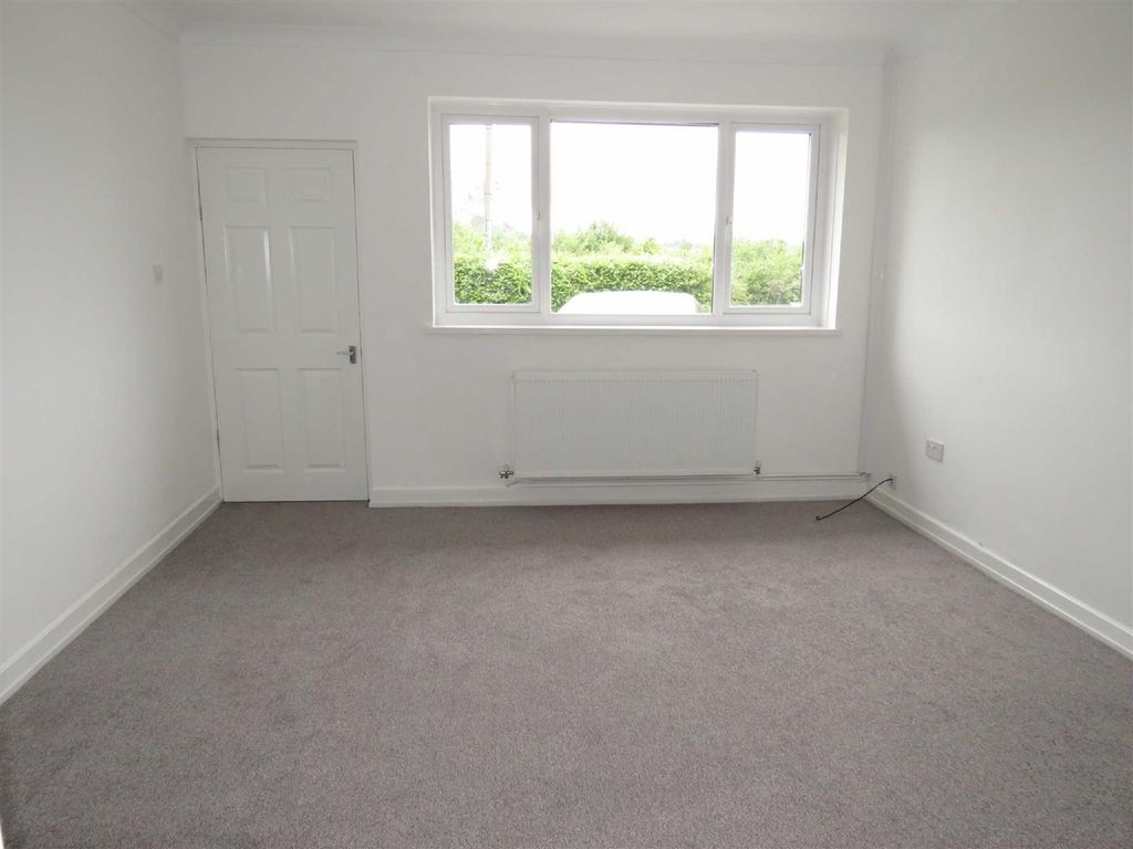 Property photo 3 of 16 Lounge