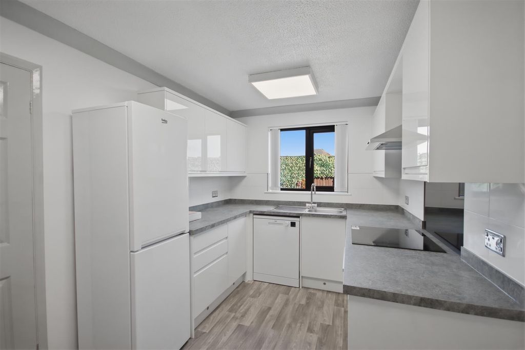 Property photo 3 of 18 Kitchen