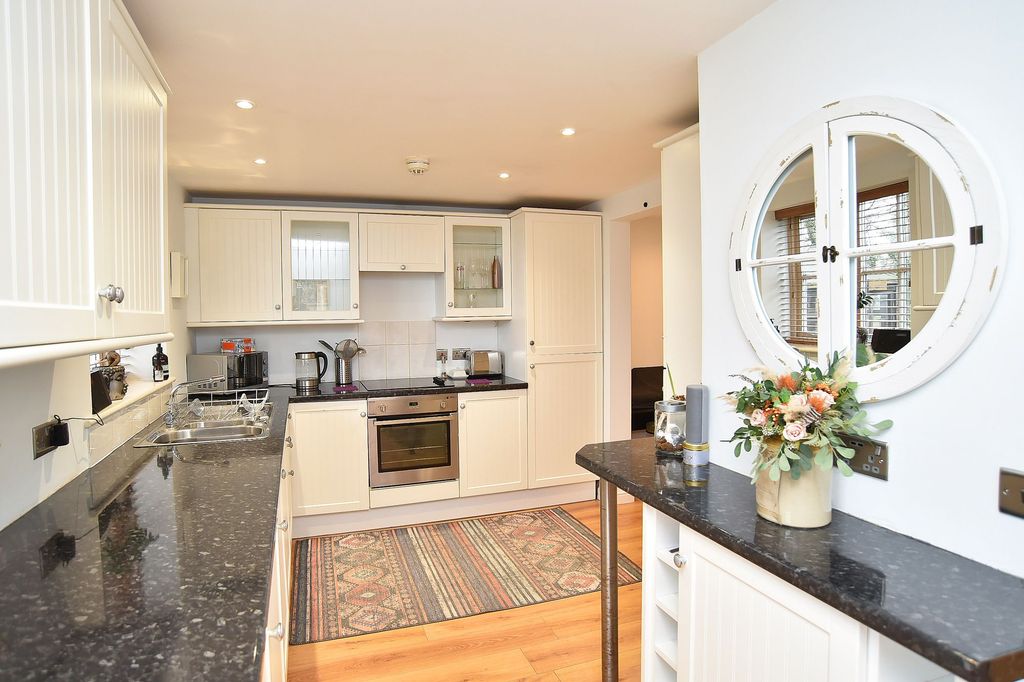 Property photo 2 of 28