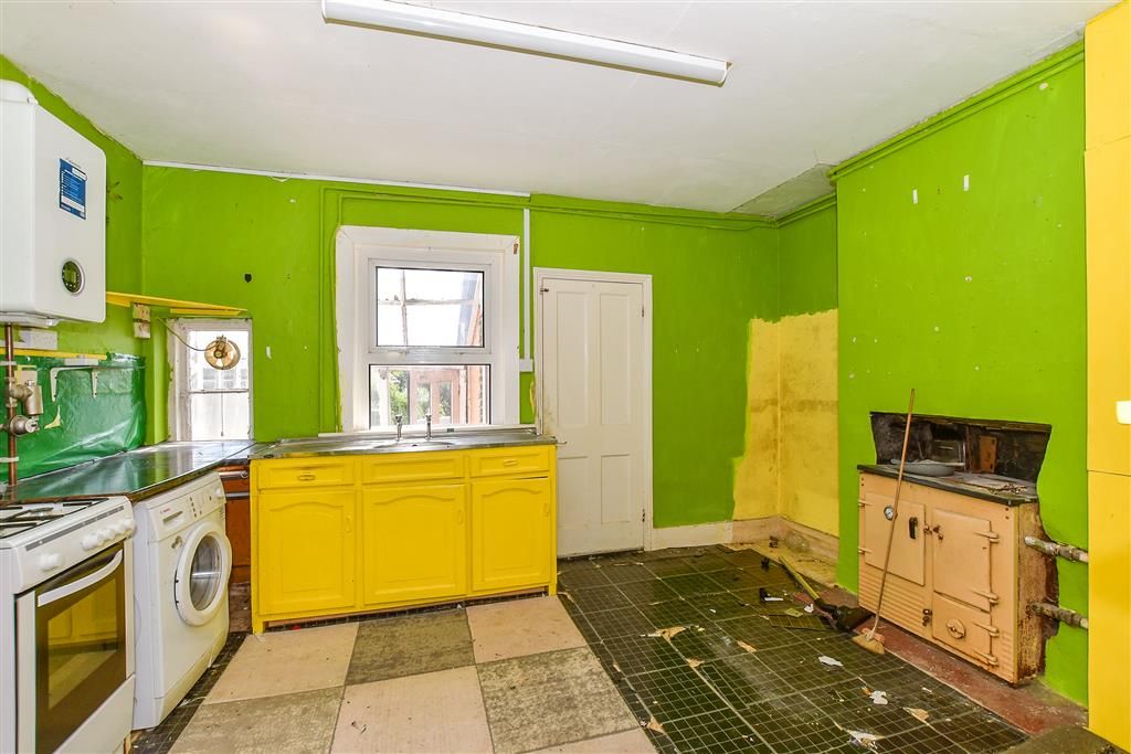 Property photo 3 of 11 Kitchen
