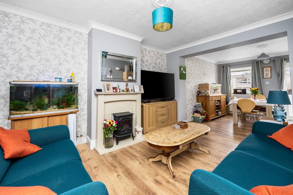 Property photo 3 of 28 Meadowview Road_31-012.Jpg