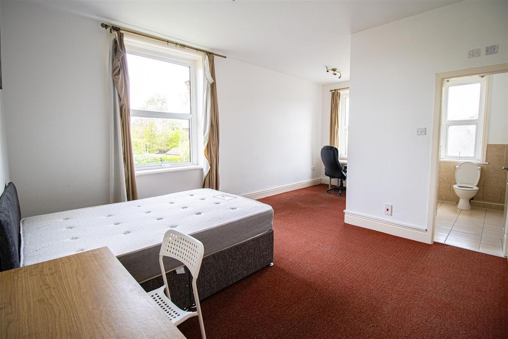 Property photo 3 of 5 Bedroom