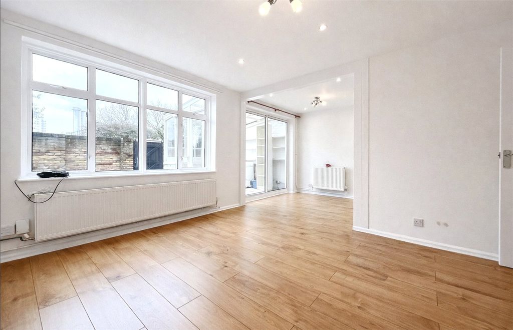 Property photo 3 of 9 Lounge