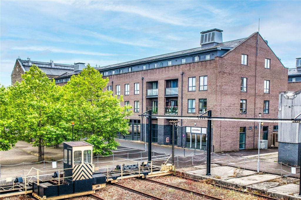 Property photo 2 of 27 Picture No. 15