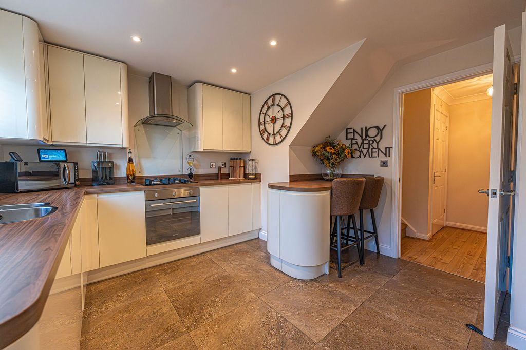 Property photo 2 of 34