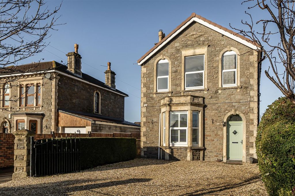 Property photo 1 of 21 Driveway/Front