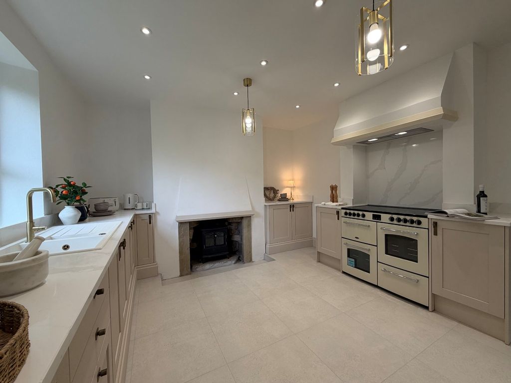 Property photo 1 of 19 Kitchen