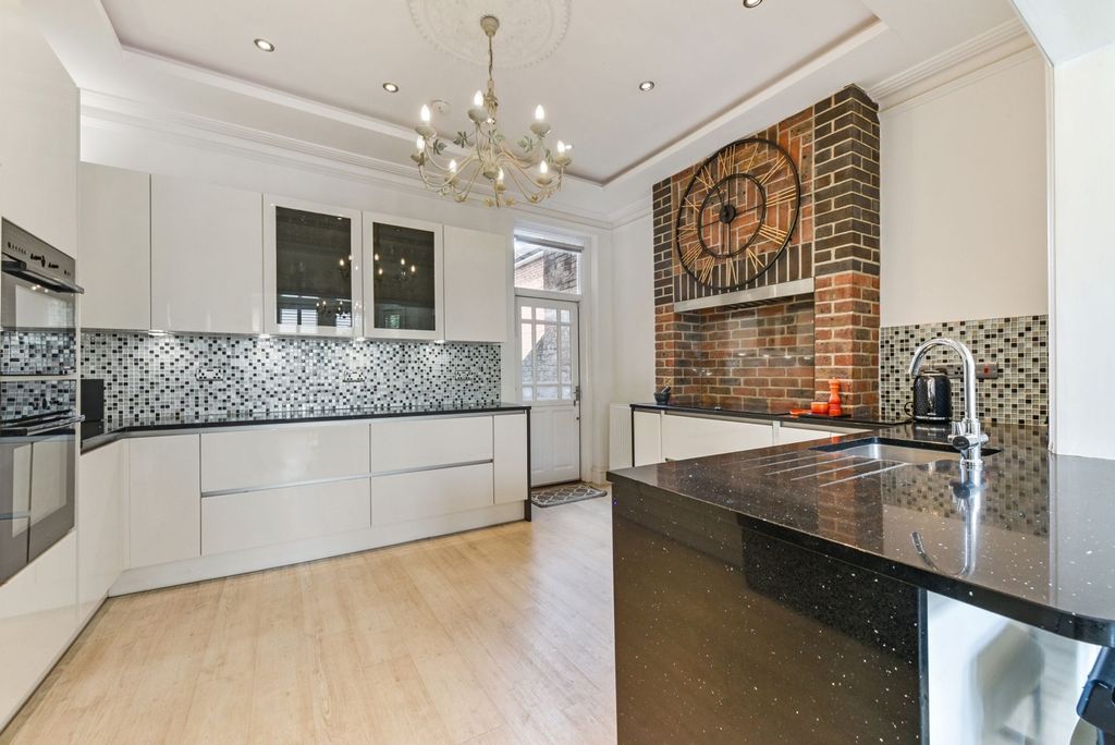 Property photo 3 of 20 Kitchen