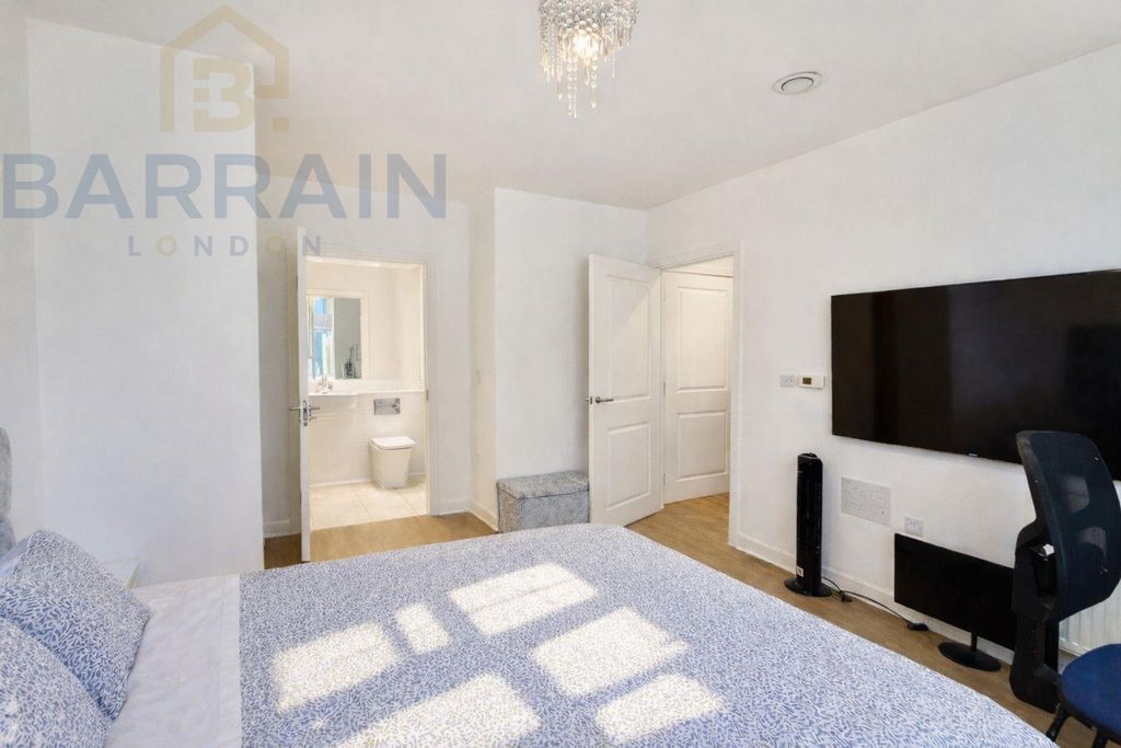 Property photo 3 of 12 2 Bedroom For Sale, East London, E6 By Barrain London Estate Agency