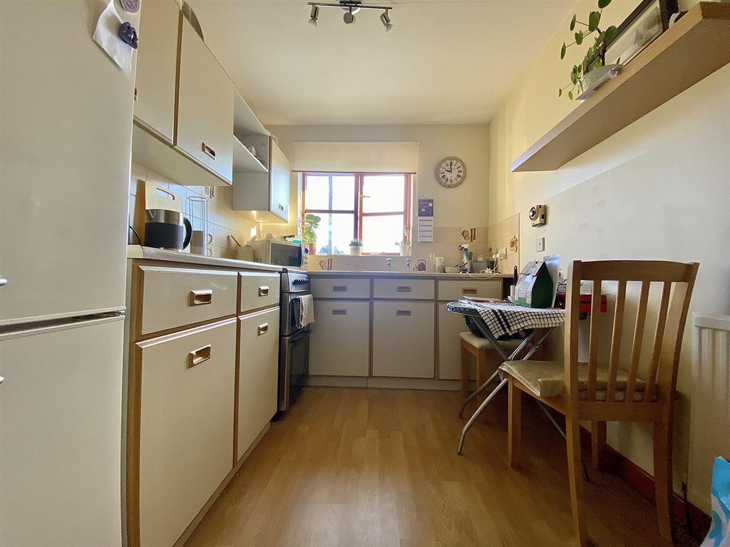 Property photo 3 of 10 Kitchen (1/2)