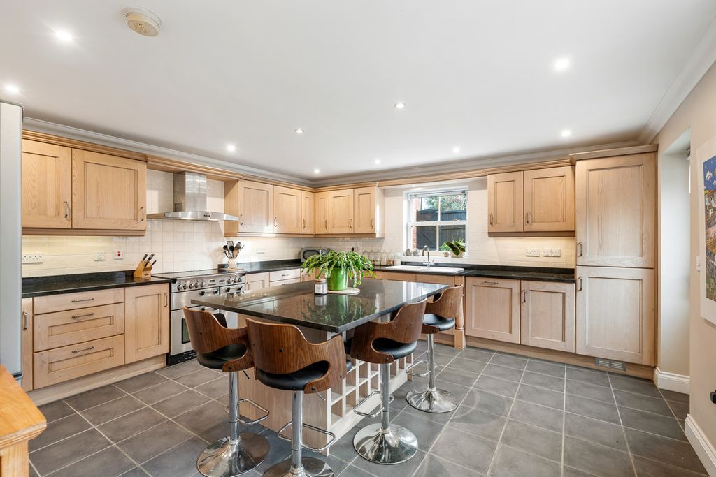 Property photo 2 of 29