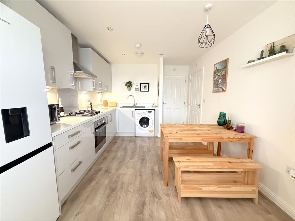 Property photo 2 of 22 Dining Kitchen