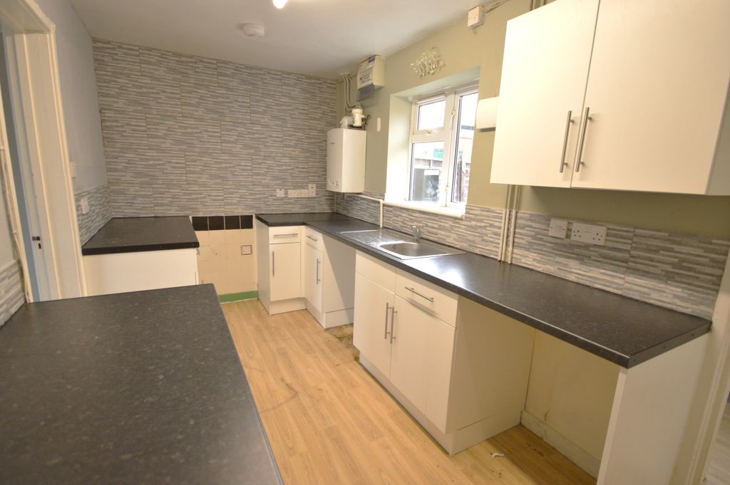 Property photo 3 of 10 Kitchen