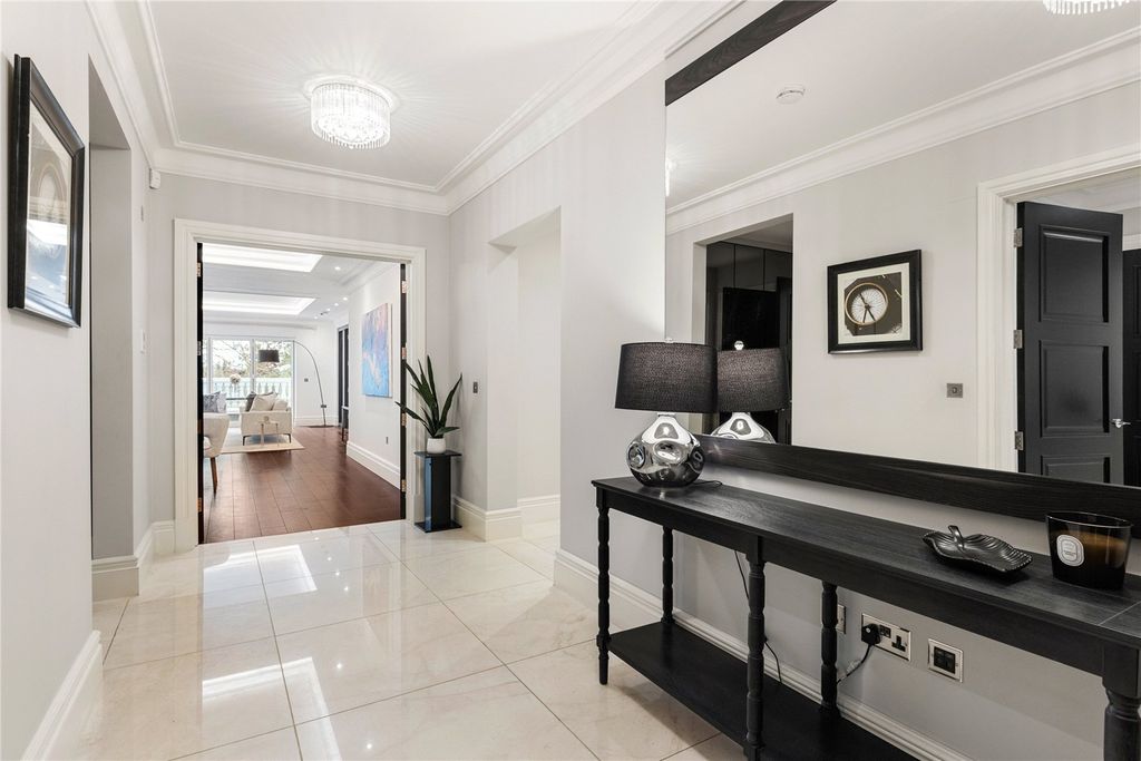 Property photo 2 of 20 Entrance Hall