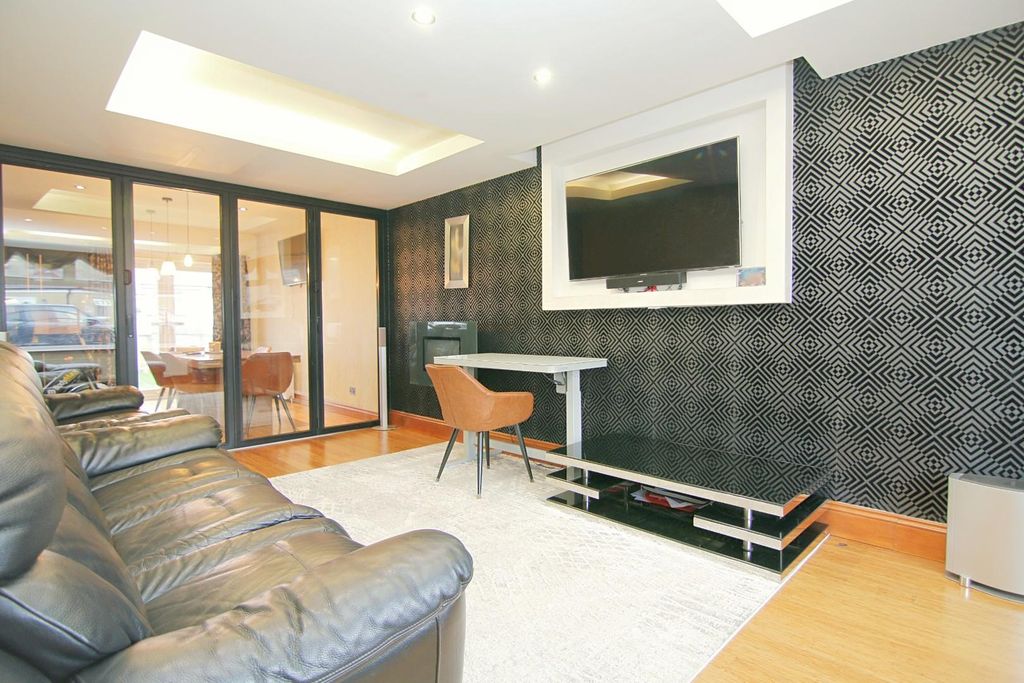 Property photo 3 of 18 Living Room