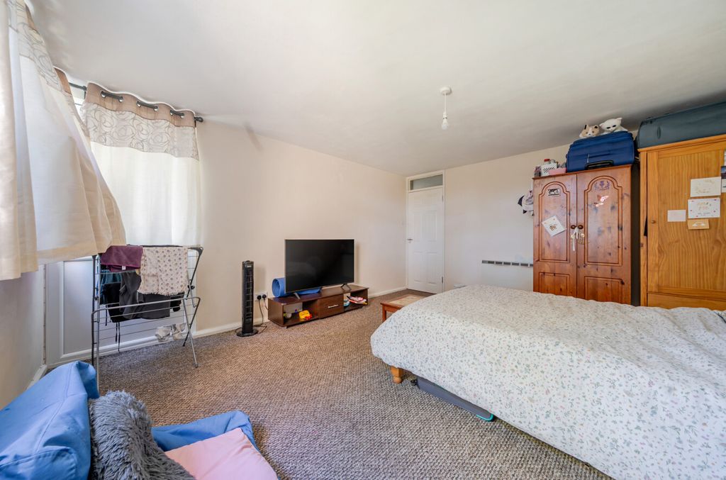 Property photo 2 of 9 Bedroom
