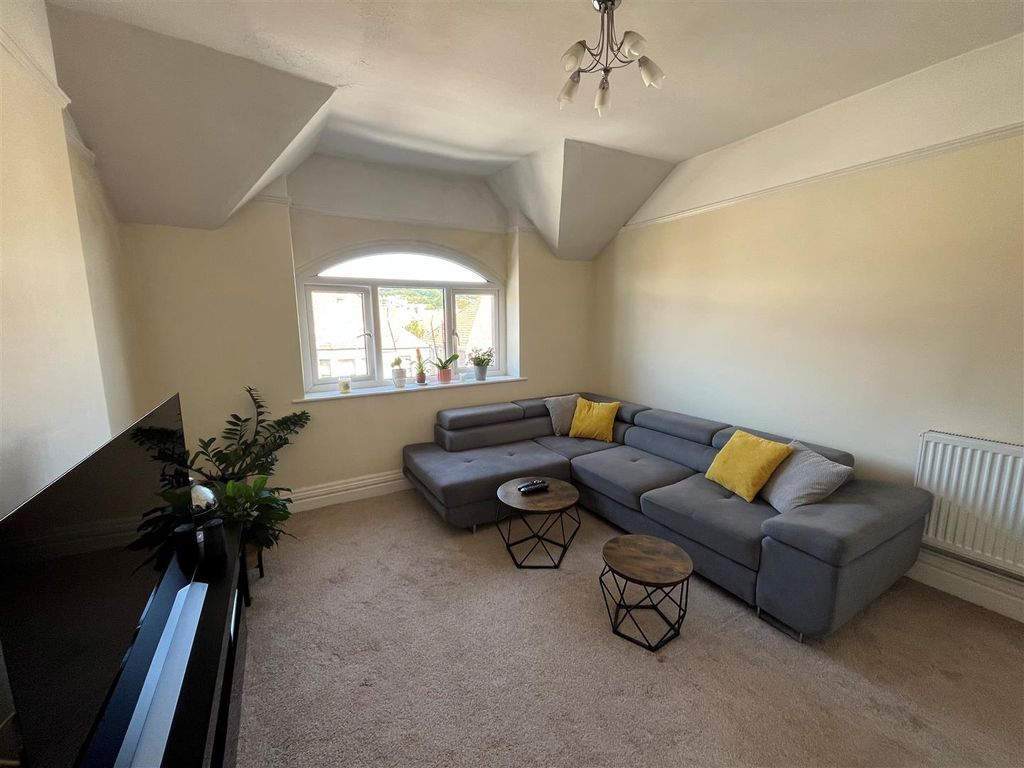 Property photo 3 of 10 Lounge