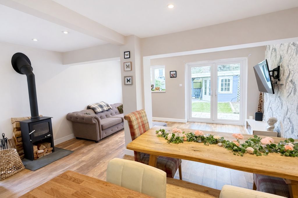 Property photo 2 of 22 Lounge