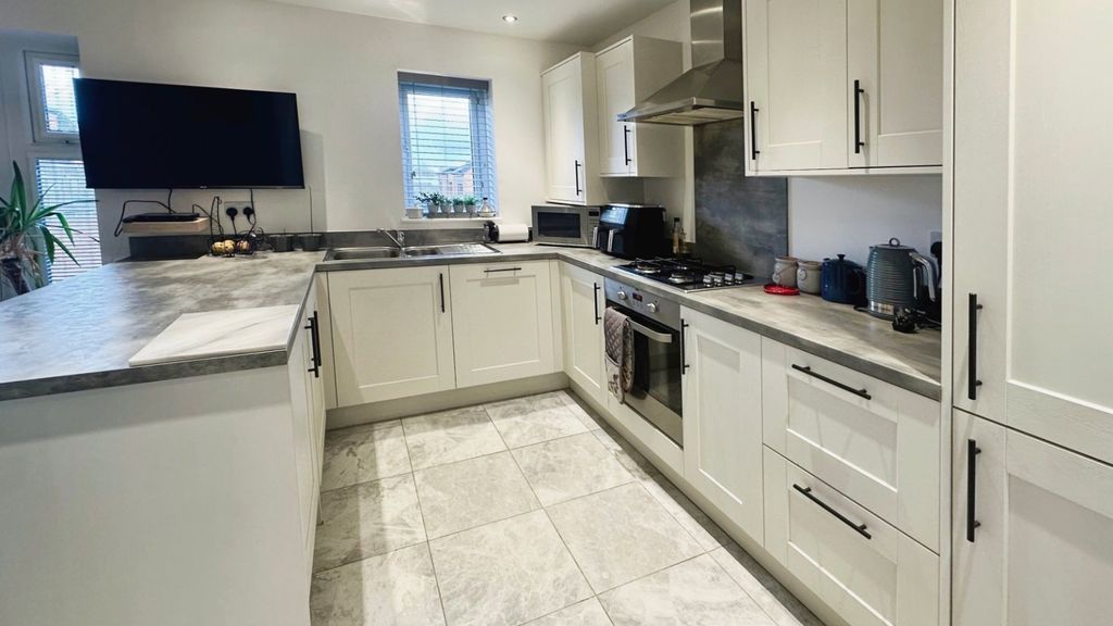Property photo 3 of 14 Kitchen