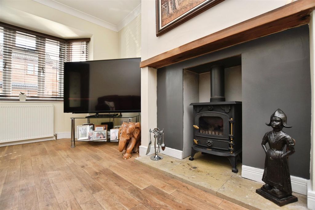 Property photo 2 of 23 Lounge Feature