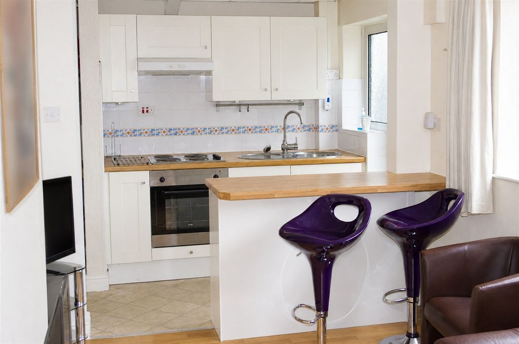 Property photo 3 of 11 Approach