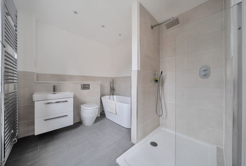 Property photo 3 of 17 1409860-17-698dab...