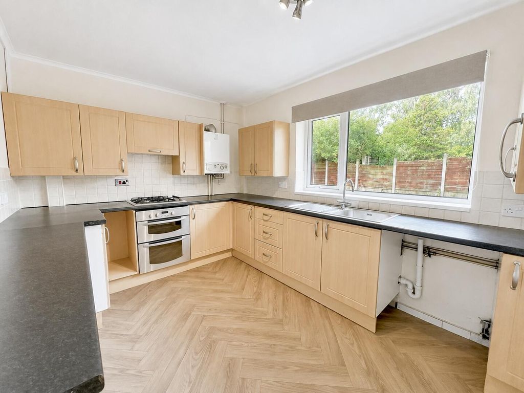 Property photo 3 of 19 Kitchen
