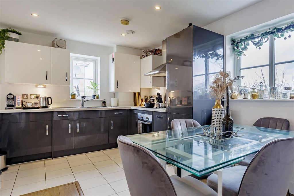 Property photo 2 of 13 61 Buckingham Road (10).Jpg